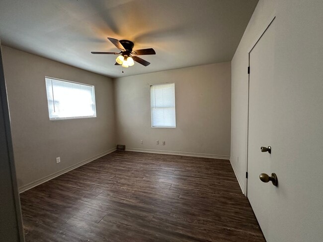 Building Photo - Welcome to this charming 3-bedroom, 1-bath...