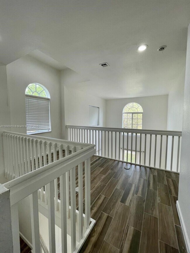 Building Photo - 5347 SW 40th Ave