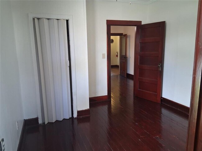 Building Photo - 472 Clearwater Largo Rd
