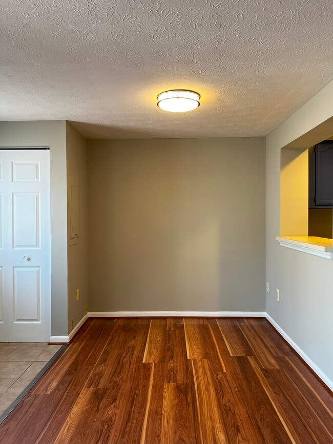Building Photo - 561 Cascade Way