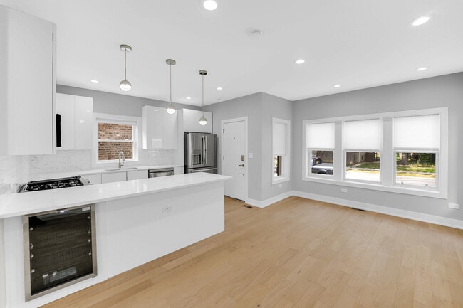 Building Photo - 4721 W Warwick Ave