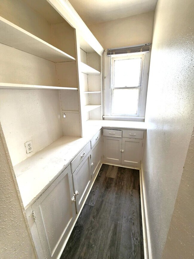 Building Photo - 5 bedroom single family - Available now!