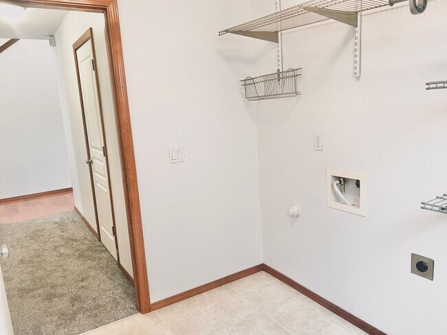 Building Photo - Enormous 4 Bed 2.5Bath + Bonus Room Great Lacey Neighborhood