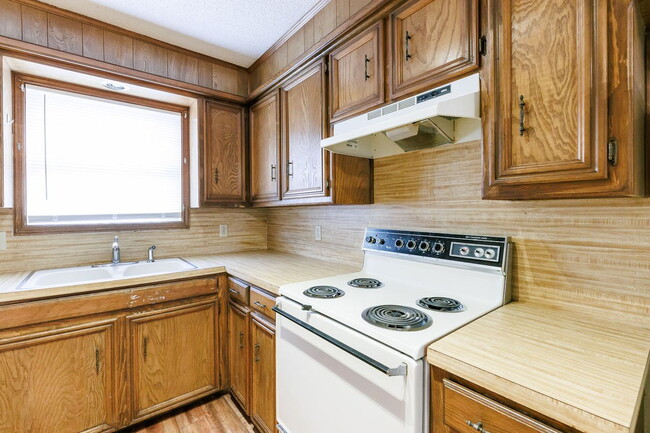Building Photo - 2 Bedroom Duplex