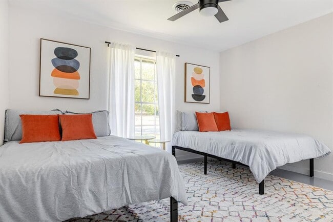 Building Photo - 2405 Trafalgar Dr