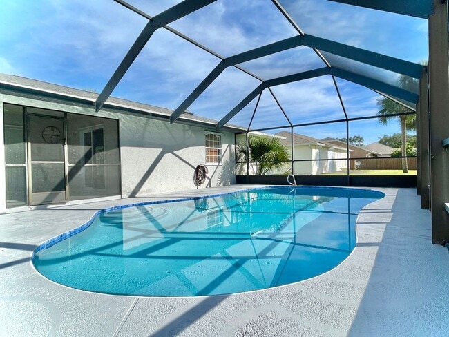 Building Photo - 3 BR , 2 Bath Annual Screened Pool Home Available