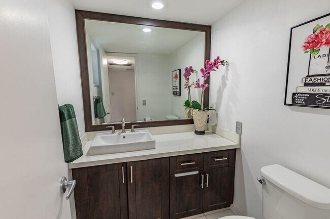 Building Photo - 2751 N Palm Aire Dr