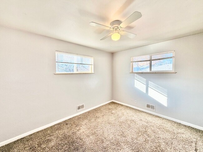 Building Photo - DEC RENT FREE FOR A LEASE STARTING BY NOV 15TH! - BRICK HOME WITH FINISHED BASEMENT