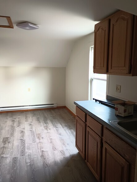 Kitchen/dining area - 615 Lake St