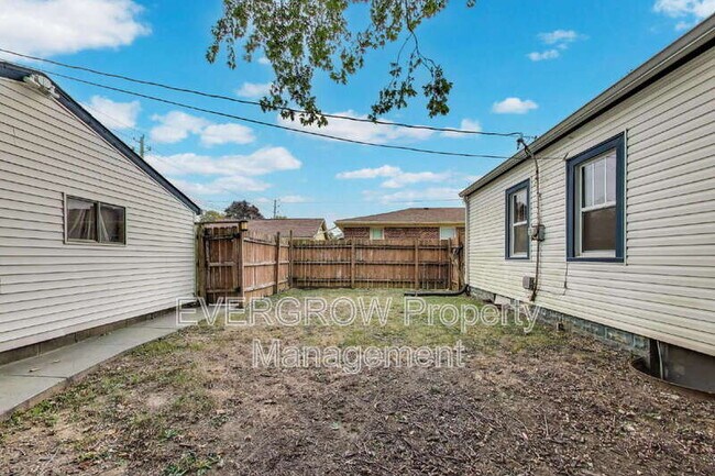 Building Photo - 5244 E 10th St