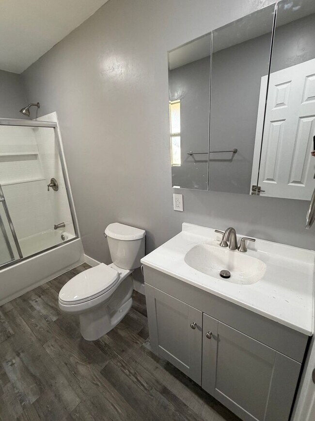 Building Photo - Newley Remodeled 3 BD 2 BA house with Big lot in SW Bakersfield