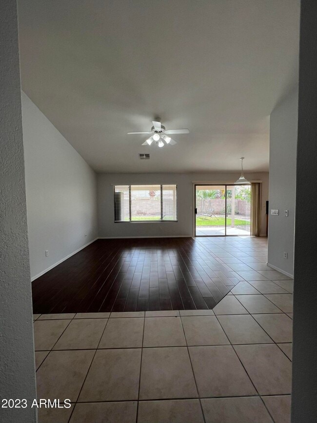 Building Photo - 1171 W Goldfinch Way