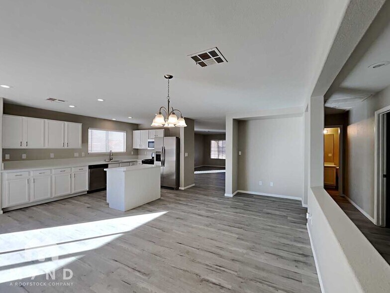 Building Photo - 5910 Hilmont St