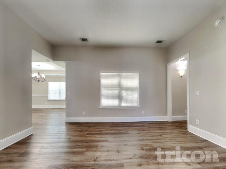 Building Photo - 1329 Royal Oak St