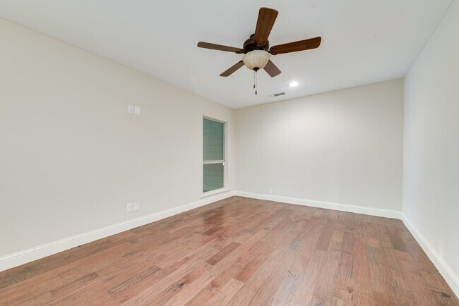 Building Photo - Spacious Elegance 5-Bed, 4.5-Bath Home with outside oasis