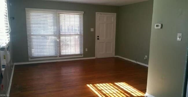 Building Photo - 7108 Chryslon Ln