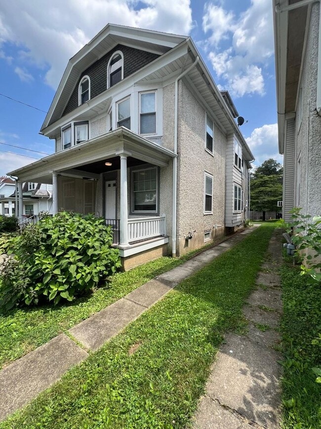 Building Photo - 1552 Delaware Ave
