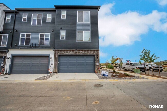 Building Photo - Spacious 3BR Townhome in Broomfield
