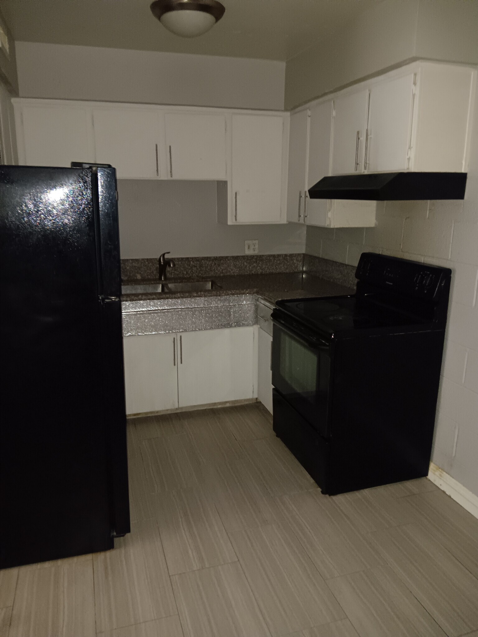 Building Photo - 565 S Royal Crest Cir