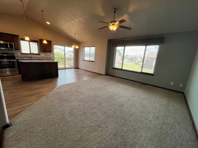 Building Photo - Gorgeous 4 Bed/3 Bath Home in Great Location!