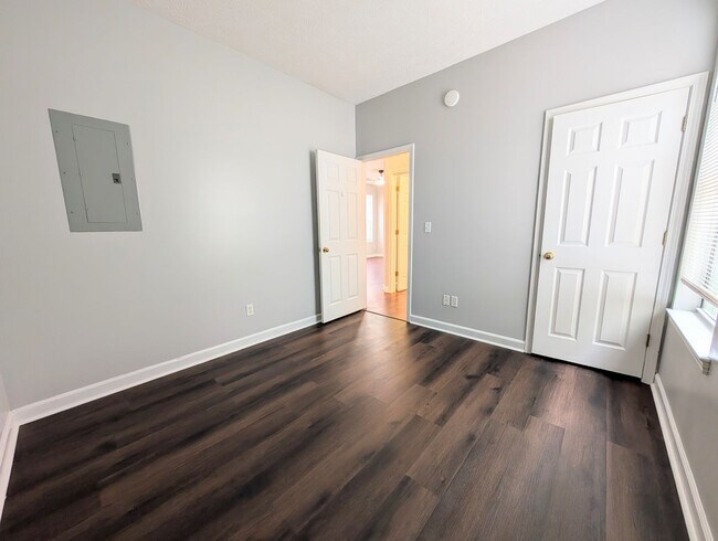 Building Photo - 484 River Oaks Dr