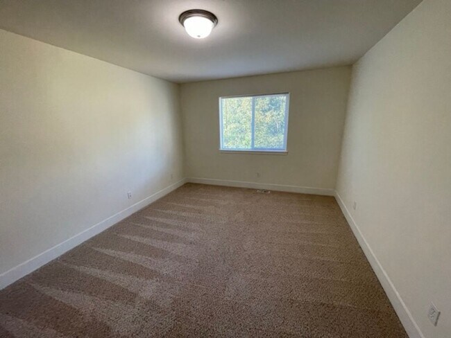 Building Photo - Extremely Spacious 5BD/3BTH Home For Lease...