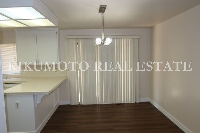 Building Photo - 3 Bedrooms, 2 1/2 Baths Half-plex in the P...