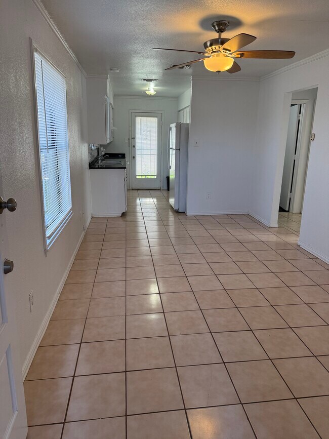 Building Photo - 2934 Chestnut Ave