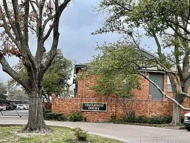 Building Photo - 18333 Roehampton Dr