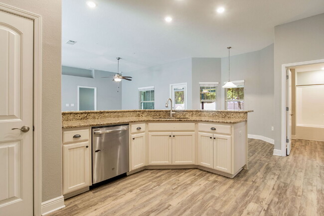 Building Photo - Spacious 4-Bedroom / 3 Bathroom + Office c...
