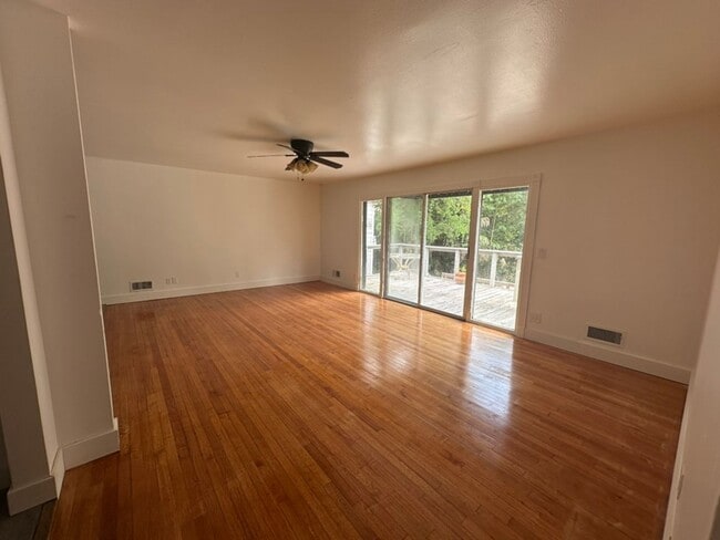 Building Photo - NEWLY Remodeled! 5-Bed Home * Next to Park...