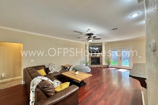Building Photo - AVAILABLE IN AUG! 5BR/3BA IN S. CRESTVIEW