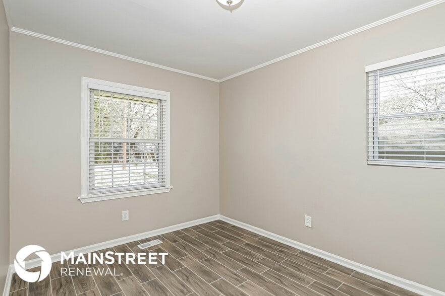 Building Photo - 634 Roxbury Dr