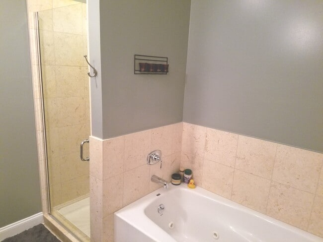 Building Photo - 5053 N Clark St