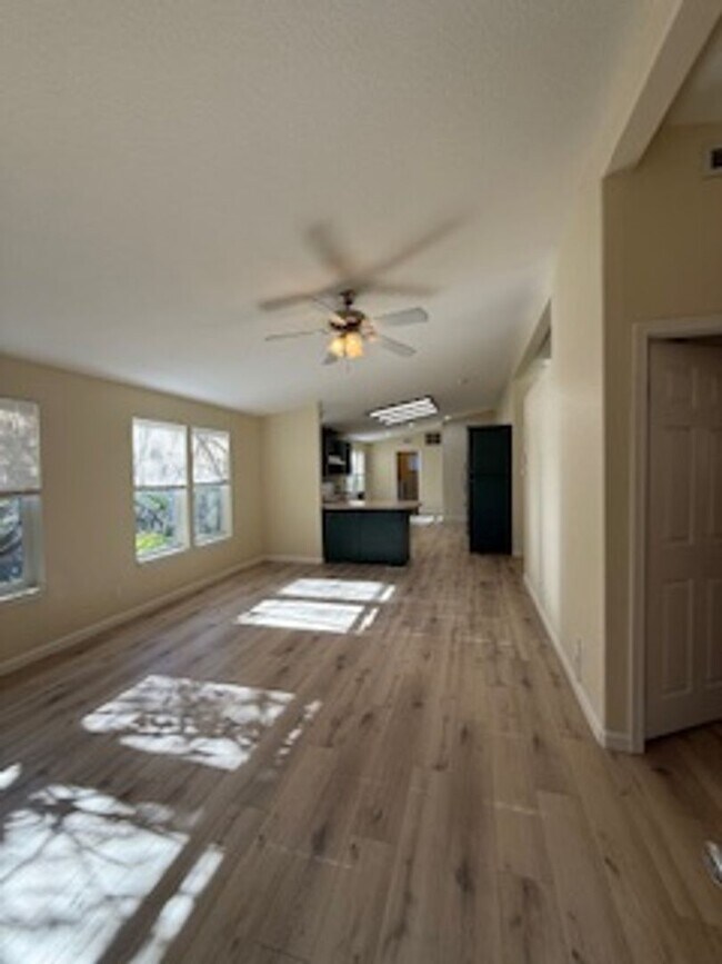 Building Photo - Auburn Cutie