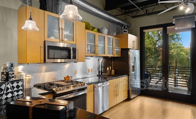 Building Photo - 4020 N Scottsdale Rd