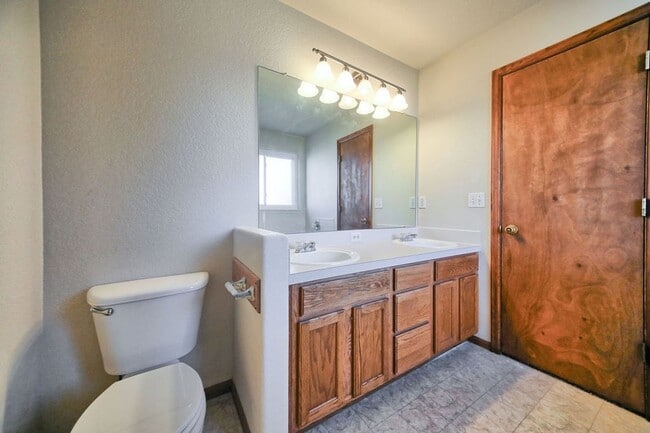 Building Photo - Charming 3 Bedroom Across from Playground & Large Fenced Yard