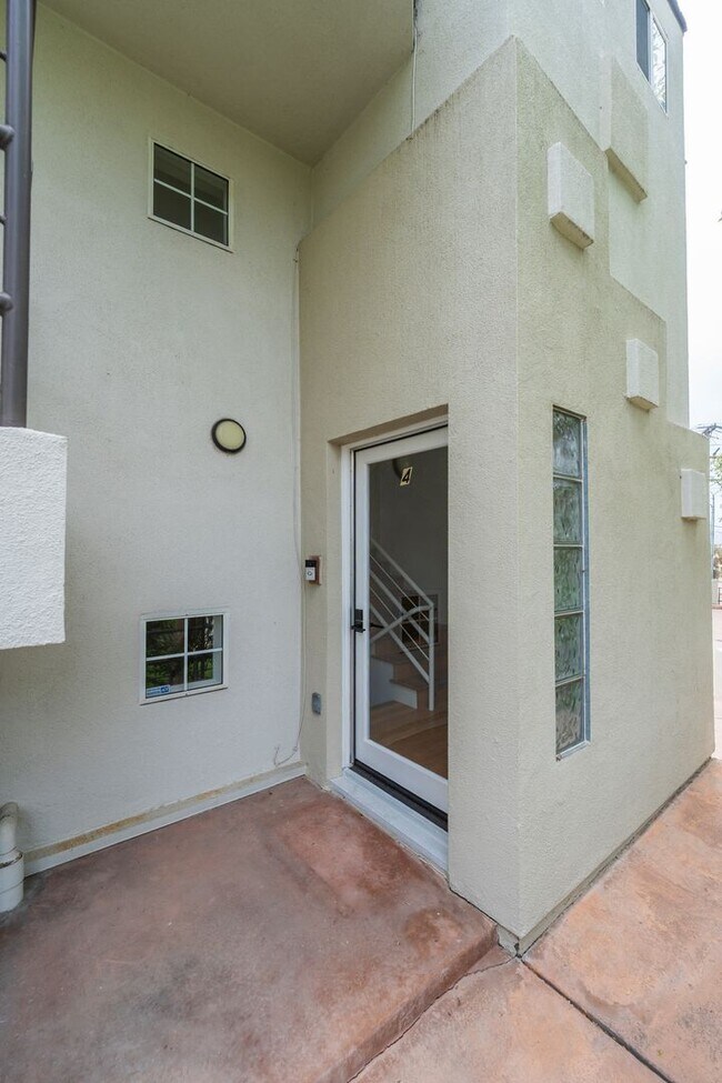 Building Photo - Beautiful Hermosa Beach Townhome Rental!