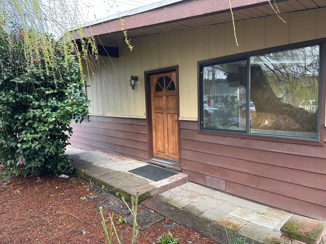 Building Photo - Beautifully updated 2 bedroom 1 bath home ...
