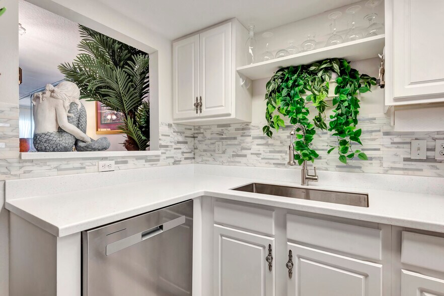 Building Photo - 711 N Halifax Ave