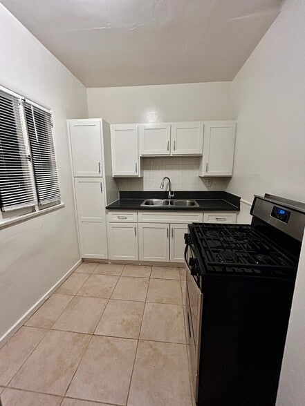 Building Photo - 808 N Poinsettia Pl