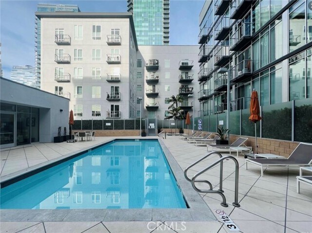 Building Photo - 645 W 9th St