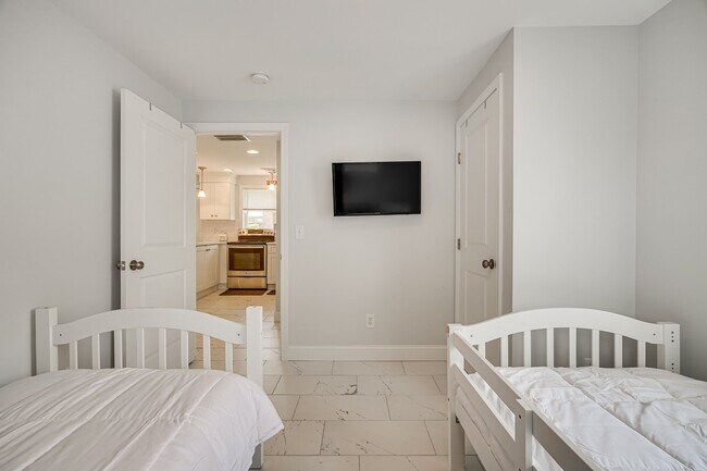 Building Photo - 25 Biscayne Blvd