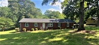 Building Photo - 3 bed, 2 bath brick ranch on large lot - m...