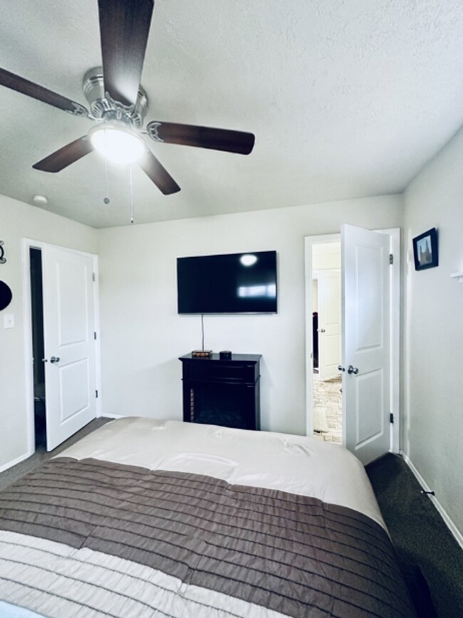 Building Photo - Charming Pet-Friendly Rental Available Now!