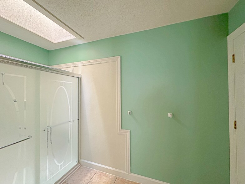 Building Photo - 102 Rock Nest Ct