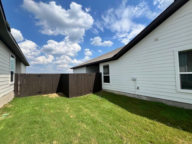 Building Photo - Luxury Style Townhome South of Austin