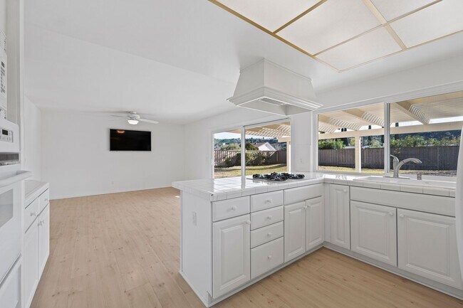 Building Photo - Beautiful Westlake First Neighborhood Family Home w/ Large Backyard with Panoramic Mtn Views