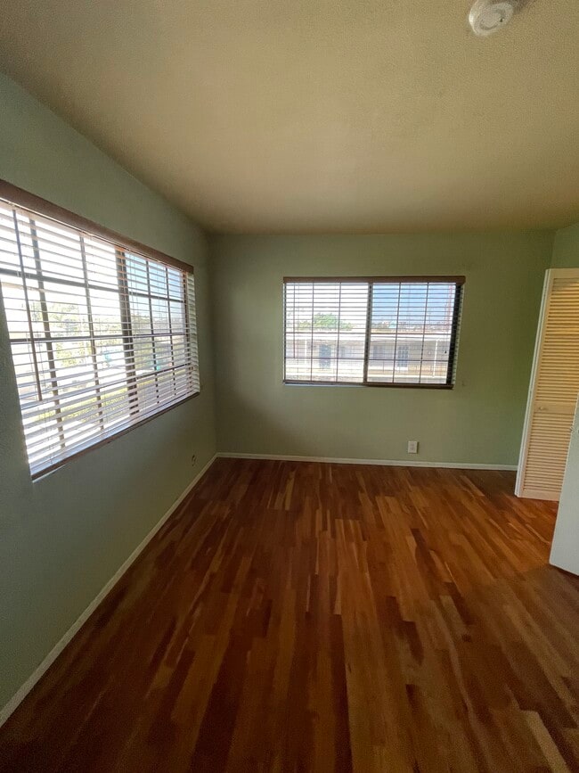 Building Photo - 15946 Vanowen St