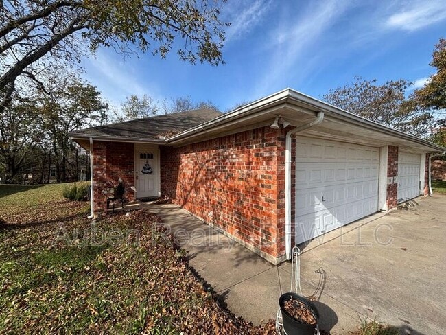 Building Photo - 114 Honey Bee Dr